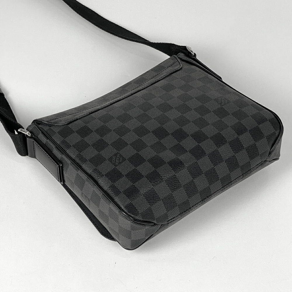 Louis Vuitton District Messenger Bag Shoulder Graphite Black Noir View 2